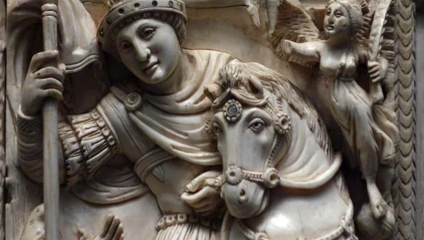 Mosaico de la Virgen Maria, con el niño Jesús y rodeada de los emperadores Justiniano (i) y Constantino (d). A la derecha, la investigadora francesa Anne-Marie Cheny.