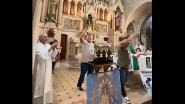 El obispo Carrara ofreció sus "sinceras disculpas" por los cánticos opositores que se escucharon en una misa