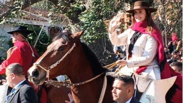 Villarruel desfiló a caballo al encabezar el acto en homenaje a Güemes