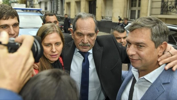 El exgobernador de Tucumán José Alperovich ingresaba a los tribunales acompañado por sus hijos en el ultimo dia del proceso judicial. ARCHIVO