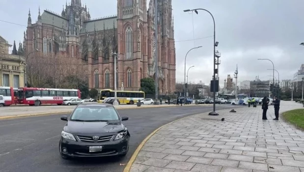 Un hombre usaba su celular mientras manejaba y atropelló a dos empleadas municipales en La Plata