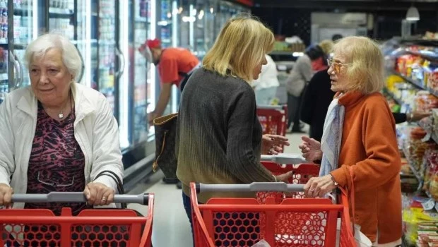 Las ventas en supermercados y autoservicios cayeron un 10% interanual en mayo