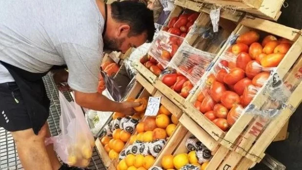 Los consumidores pagaron en góndola $3,3 por $1 que recibió un productor de agroalimentos