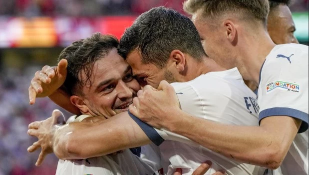 Con un golazo de Shaqiri, Suiza empata con Escocia y mantiene sus posibilidades de avanzar en la Euro