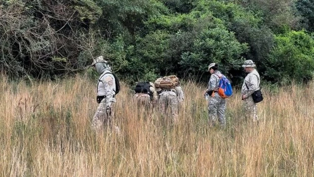 Hallaron en un "aguantadero" una zapatilla que podría ser del niño desaparecido en Corrientes