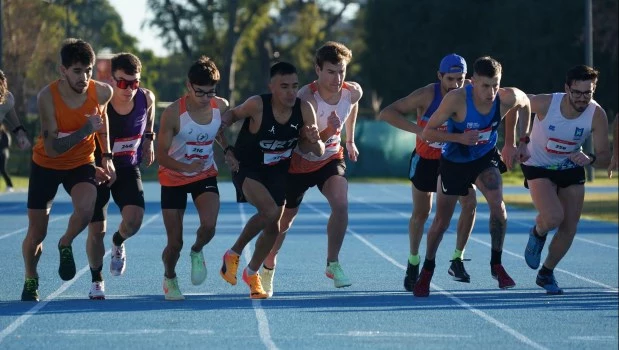 Se realizó en Parque Sarmiento la carrera de relevos y la milla