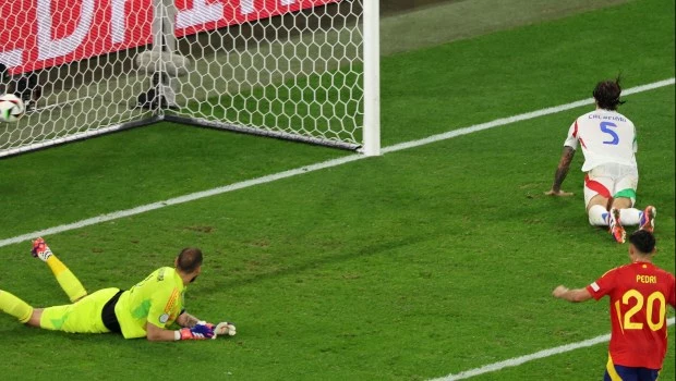 Un gol en contra italiano definió el resultado a favor de España