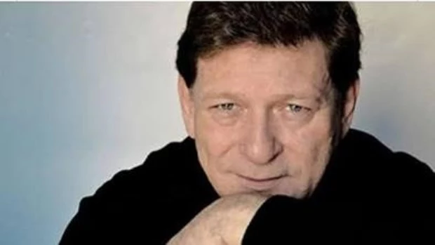 “Yo no podría dejar de hacer teatro, dejar de actuar o a lo sumo dirigir. Eso me nutre, me alimenta, me hace mejor persona”, sostiene el actor.