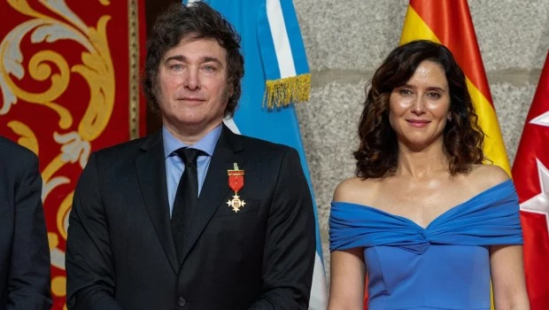 Milei se reunió con Díaz Ayuso y fue condecorado en Madrid 