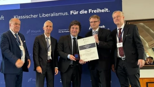 Milei recibió un premio en Hamburgo antes del encuentro con el canciller Scholz