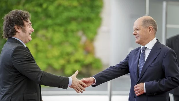 Milei termina su gira por Europa con una reunión clave con el canciller alemán Olaf Scholz