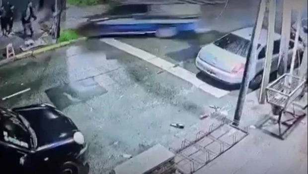 Un patrullero perseguía a delincuentes y atropelló a un grupo de jóvenes en Villa Martelli