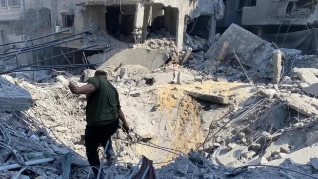 Un ataque aéreo israelí mata a ocho personas en un centro de ayuda en Gaza