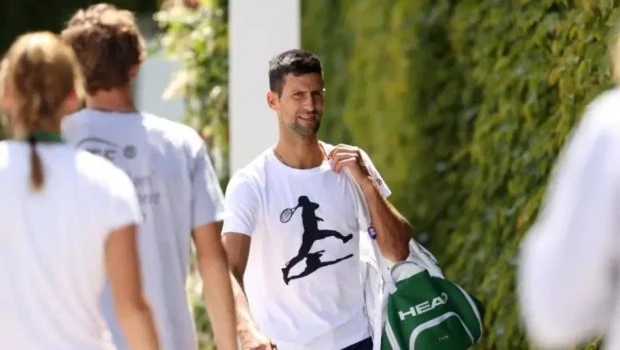 Con una recuperación milagrosa, Djokovic llega a Wimbledon con una protección en la rodilla