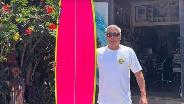 Un surfista que participó de la película Piratas del Caribe muere tras ser atacado por un tiburón en Hawái