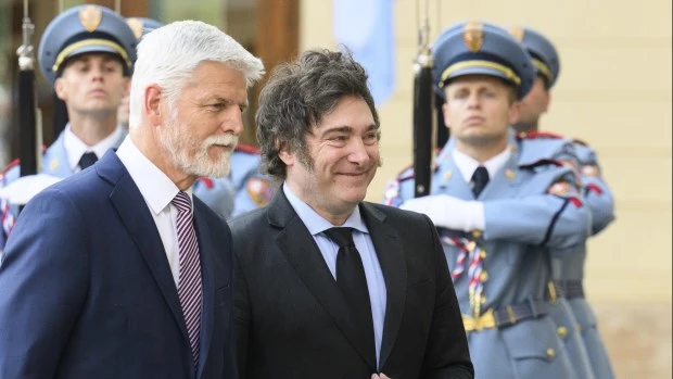 En su gira europea, Milei se reunió con el primer ministro de República Checa y pidió ayuda para ser socio global de la OTAN
