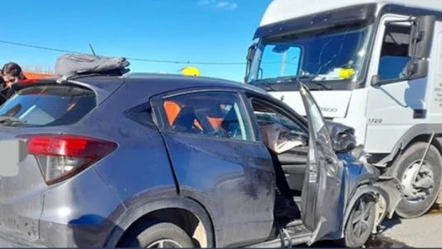 Choque en Saladillo: una pareja y su hijo fallecieron al impactar auto contra un camión