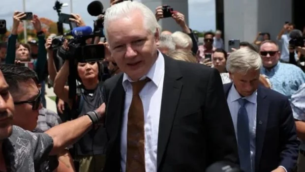 Assange recupera su libertad tras llegar a un acuerdo con la justicia estadounidense
