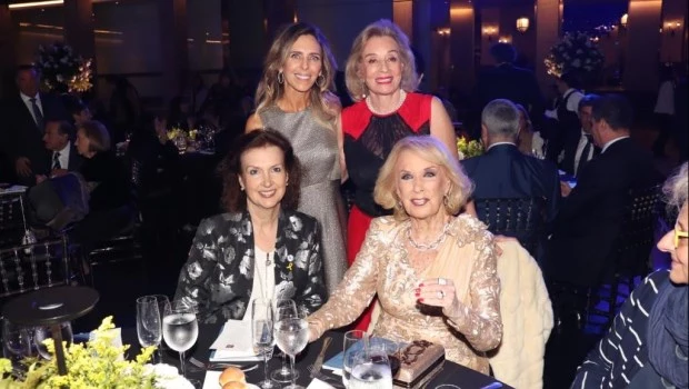 La canciller Diana Mondino, junto a Mirtha Legrand, Mariana y Miriam Bagó.