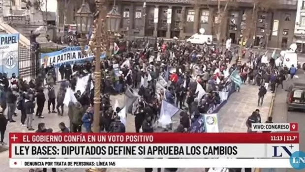 Protestas en los alrededores del Congreso por la sanción de la Ley Bases