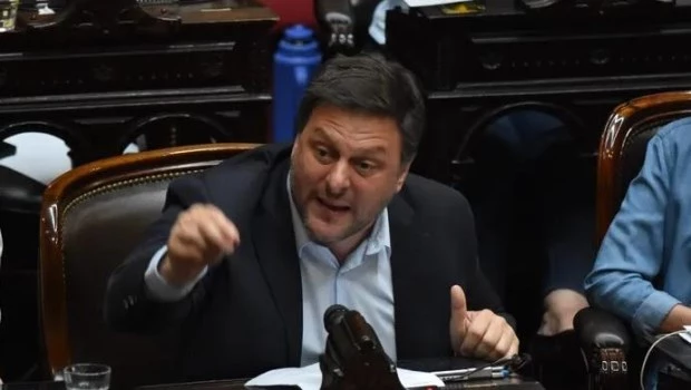 Santoro criticó a Milei: "Denunció un golpe de Estado y acto seguido se va de vacaciones a Europa"