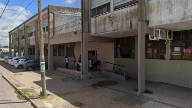 Un adolescente llevó una pistola a la escuela en La Plata y le robó el celular a un compañero