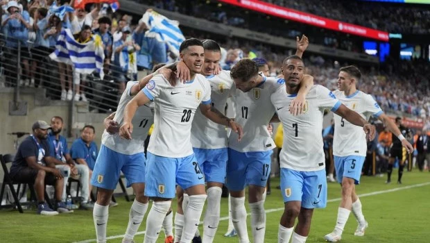Uruguay aplastó a Bolivia y quedó a un pasó a cuartos
