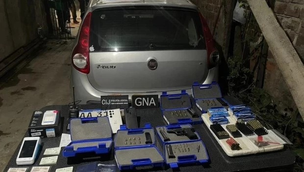 Megaoperativo en el Barrio Zavaleta: 17 allanamientos, 7 detenidos y más de 60 armas secuestradas