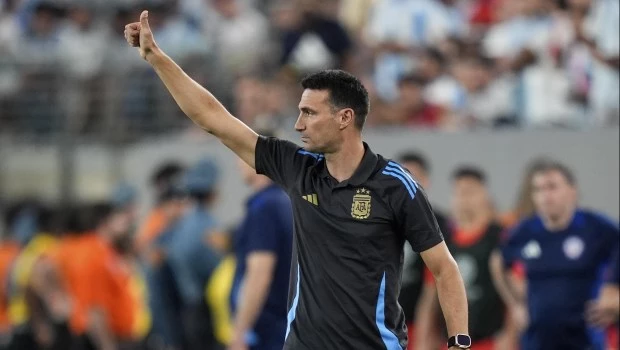 Scaloni fue suspendido por un partido y no dirigirá ante Perú