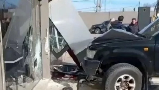 Escapaba de la policía, embistió contra una estación de servicio e hirió a un playero