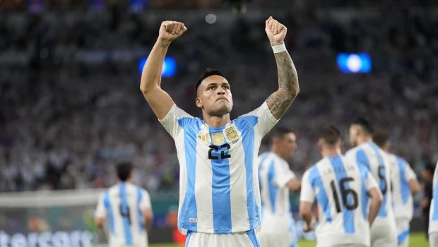 Argentina le ganó a Perú con un Lautaro implacable y se llevó el primer puesto en su grupo