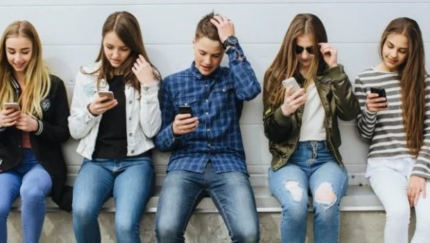 Redes sociales y teléfonos inteligentes detrás del colapso global de salud mental 