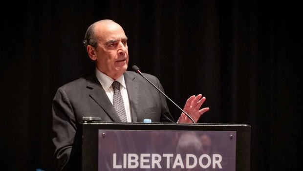 El Gobierno aseguró que no devaluará y "la gente va a tener que liquidar dólares"
