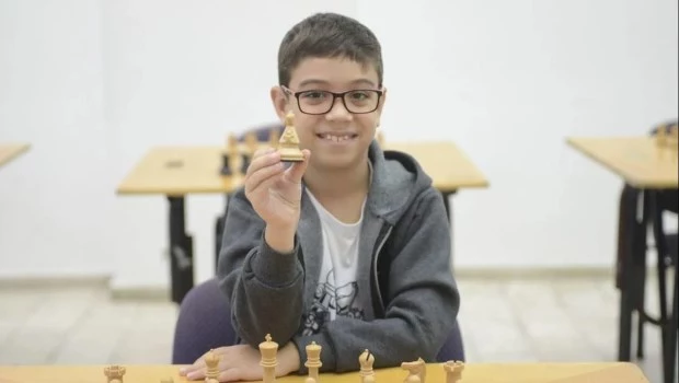 Faustino Oro se convirtió con 10 años en el maestro internacional más joven de ajedrez
