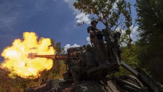 Soldados ucranianos de la 43° brigada de artillería disparan con un obús autopropulsado 2s7 hacia posiciones rusas en la línea del frente en la región de Donetsk, Ucrania (24 de junio de 2024).