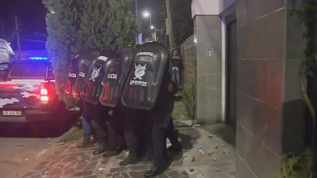 Una multitud apedreó la casa de la tía de Loan luego de que se rechazara el pedido de su detención