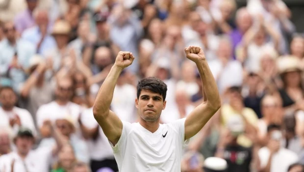 Alcaraz comenzó la defensa del título en Wimbledon con un triunfo