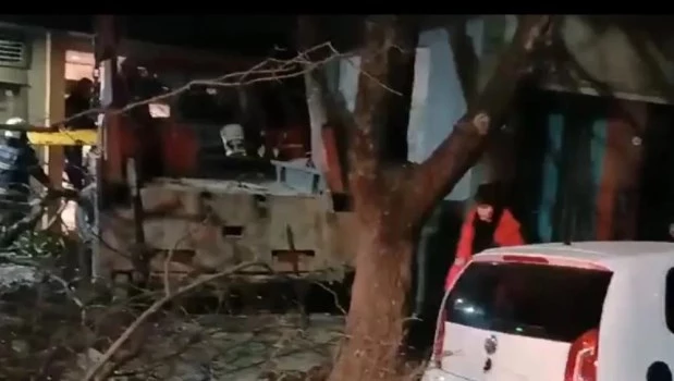 Un camión chocó a dos autos y terminó incrustado en el frente de un edificio en Flores