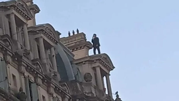 Tensión en el microcentro: un hombre amenazó con arrojarse desde los techos de Galerías Pacífico