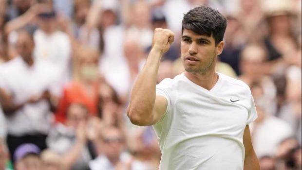 Alcaraz, Gauff y Osaka comienzan con un triunfo en el abierto inglés mientras que Sabalenka se retira