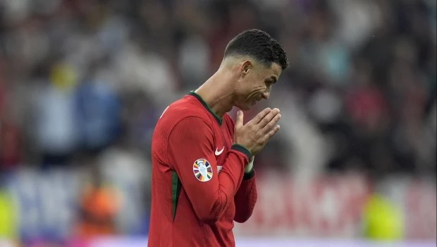 Sufre Cristiano Ronaldo. La imagen de un hombre que llora como un niño por amor al fútbol.