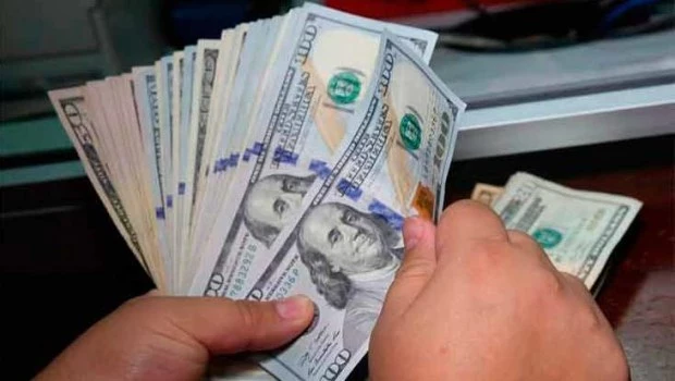 El dólar blue tuvo un comportamiento inestable y cerró a $1.405