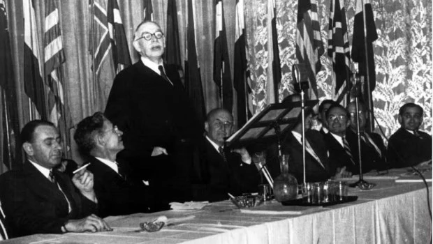 Keynes se dirige a la conferencia con White a su derecha.