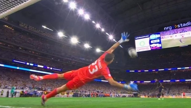 Argentina no despegó en Houston pero las manos del Dibu Martínez le dieron el pasaje a la semifinal