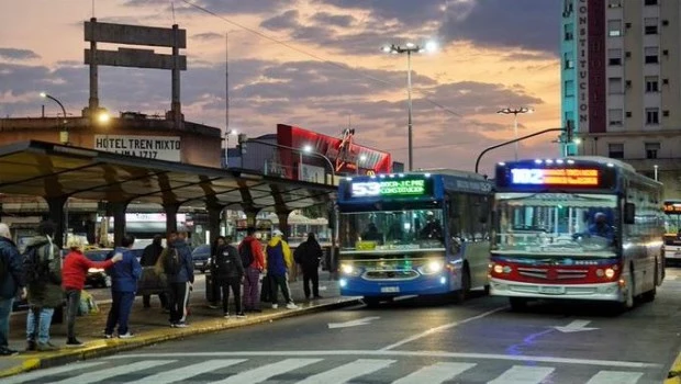 Paro parcial de colectivos en el AMBA afecta a 20 líneas 