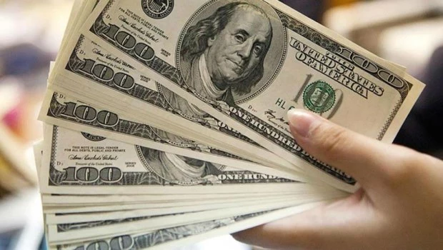 El blue cerró la semana en alza y los dólares financieros quedaron debajo de los $1.400