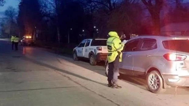 Una inspectora de tránsito fue atropellada por un conductor que dio positivo en un control de alcoholemia