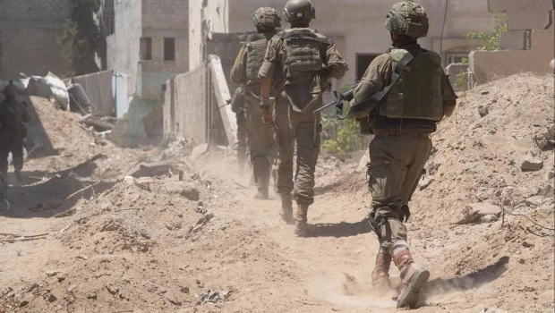 Imagen facilitada de soldados israelíes durante una operación en Gaza. (EFE)