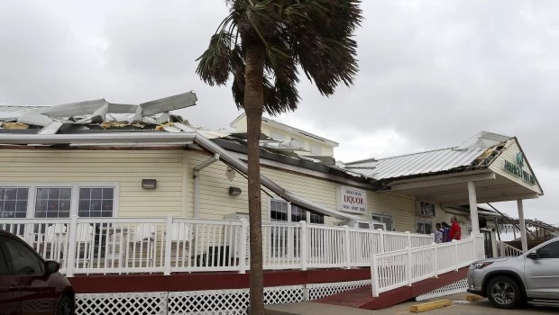 Dos muertos, un gran apagón y cientos de vuelos cancelados deja Beryl en Texas