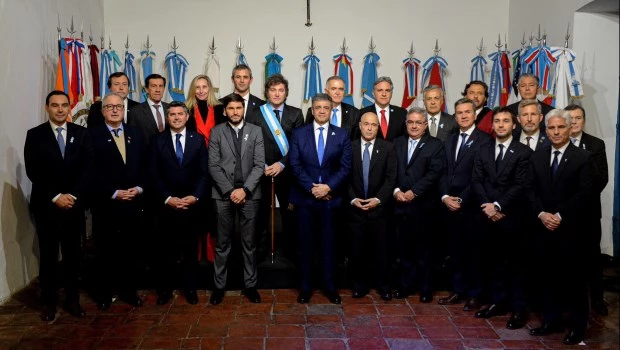 El Presidente firmó en Tucumán el Pacto de Mayo con 18 gobernadores y dos ex presidentes